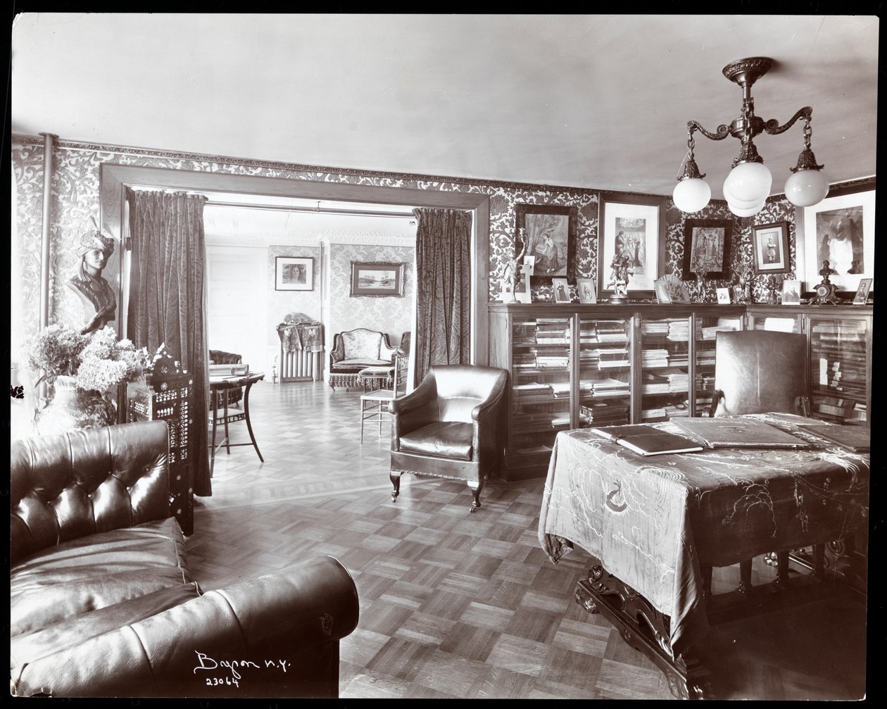 De studeerkamer in de residentie van Madame Schumann-Heink, 1906 door Byron Company
