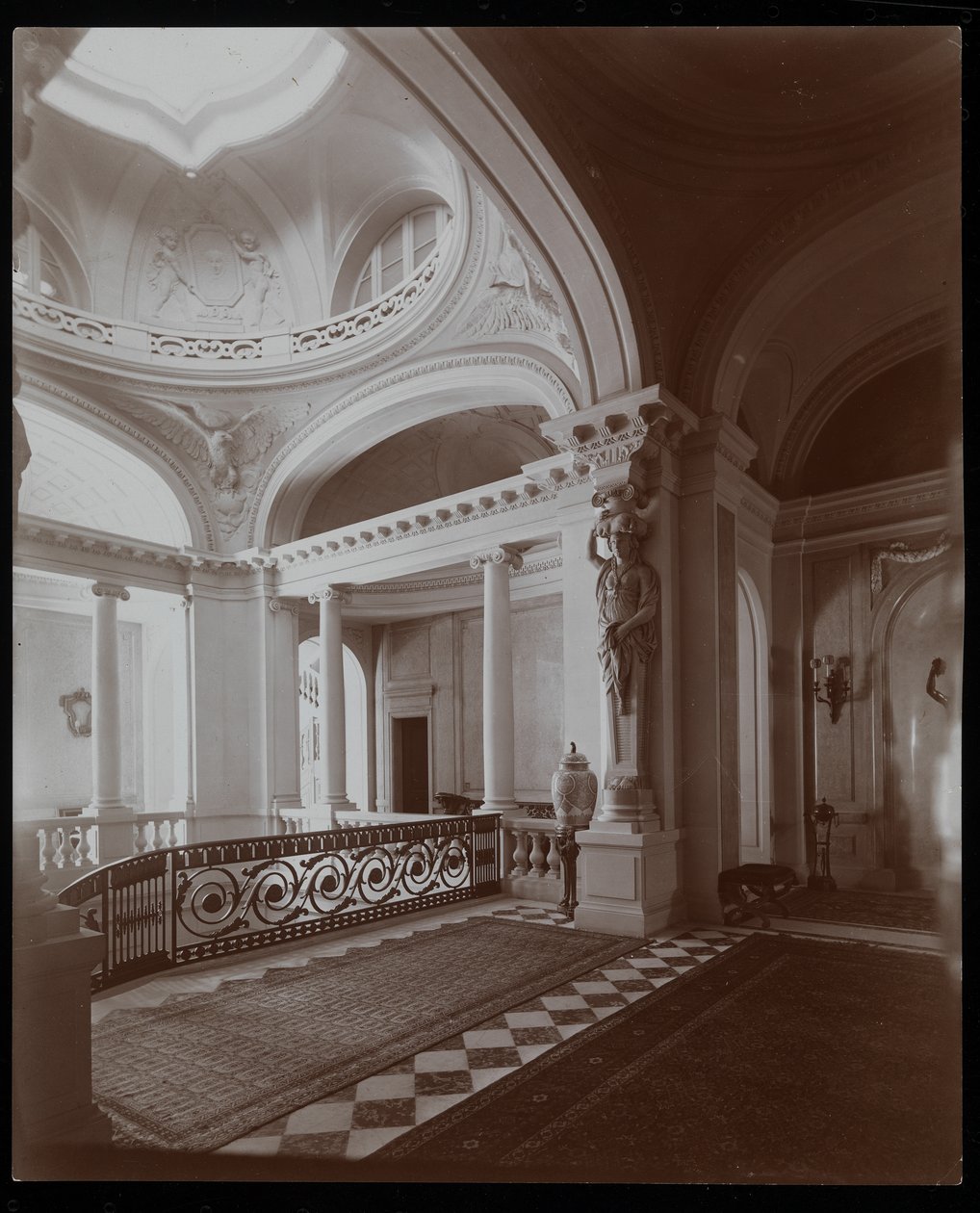 De bovenste trapzaal in de residentie van de Gravin De Ganay, Parijs, ca. 1900 door Byron Company
