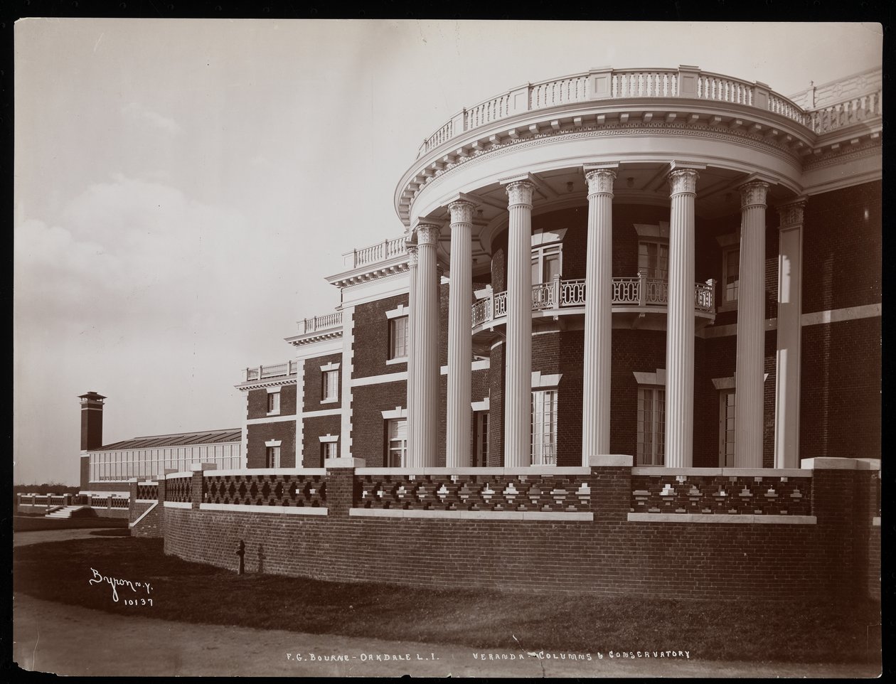 De veranda en serre van het hoofdgebouw op het landgoed van F.G. Bourne in Oakdale, Long Island, New York, 1900 door Byron Company