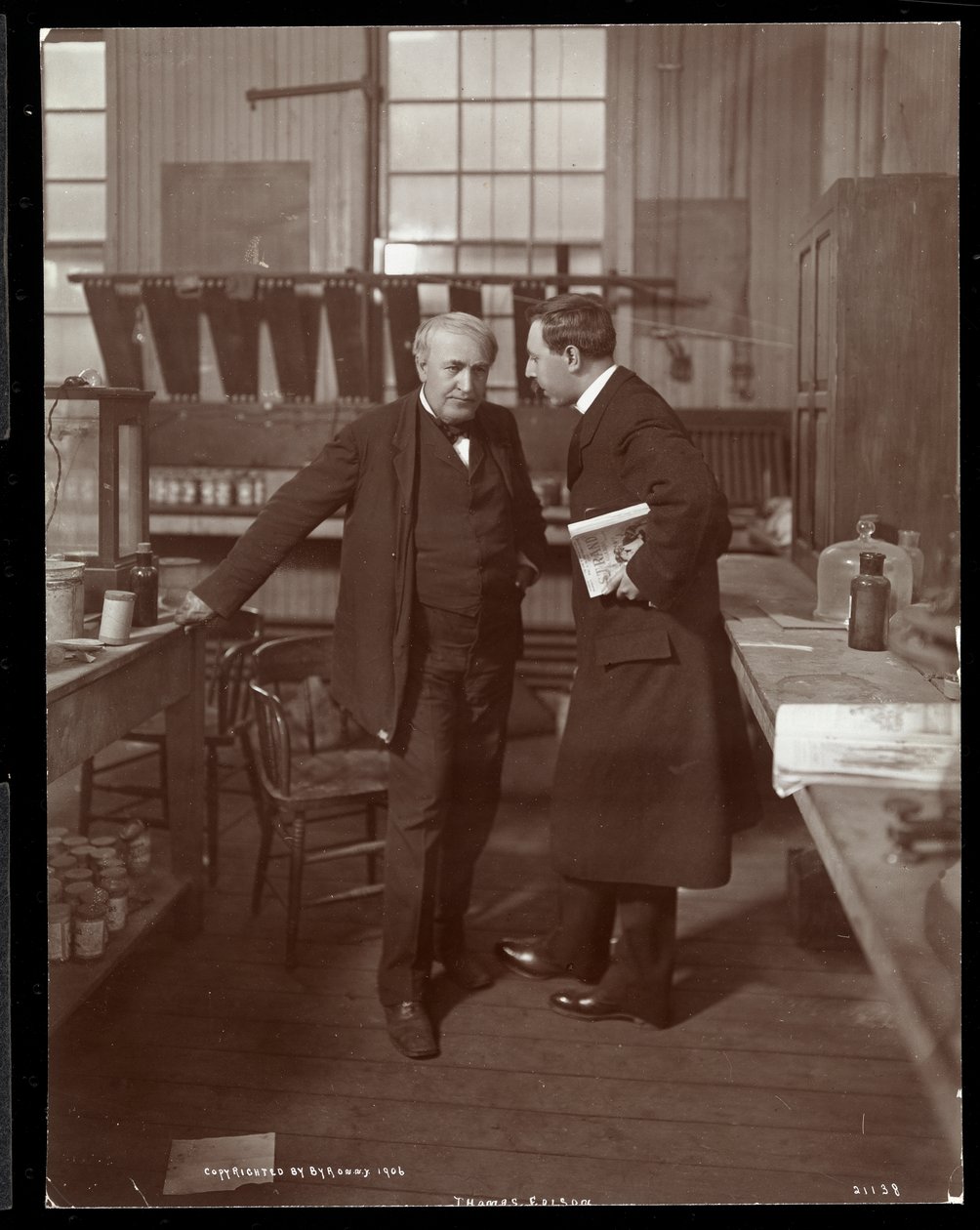 Thomas Edison en een interviewer in zijn laboratorium, 1906 door Byron Company