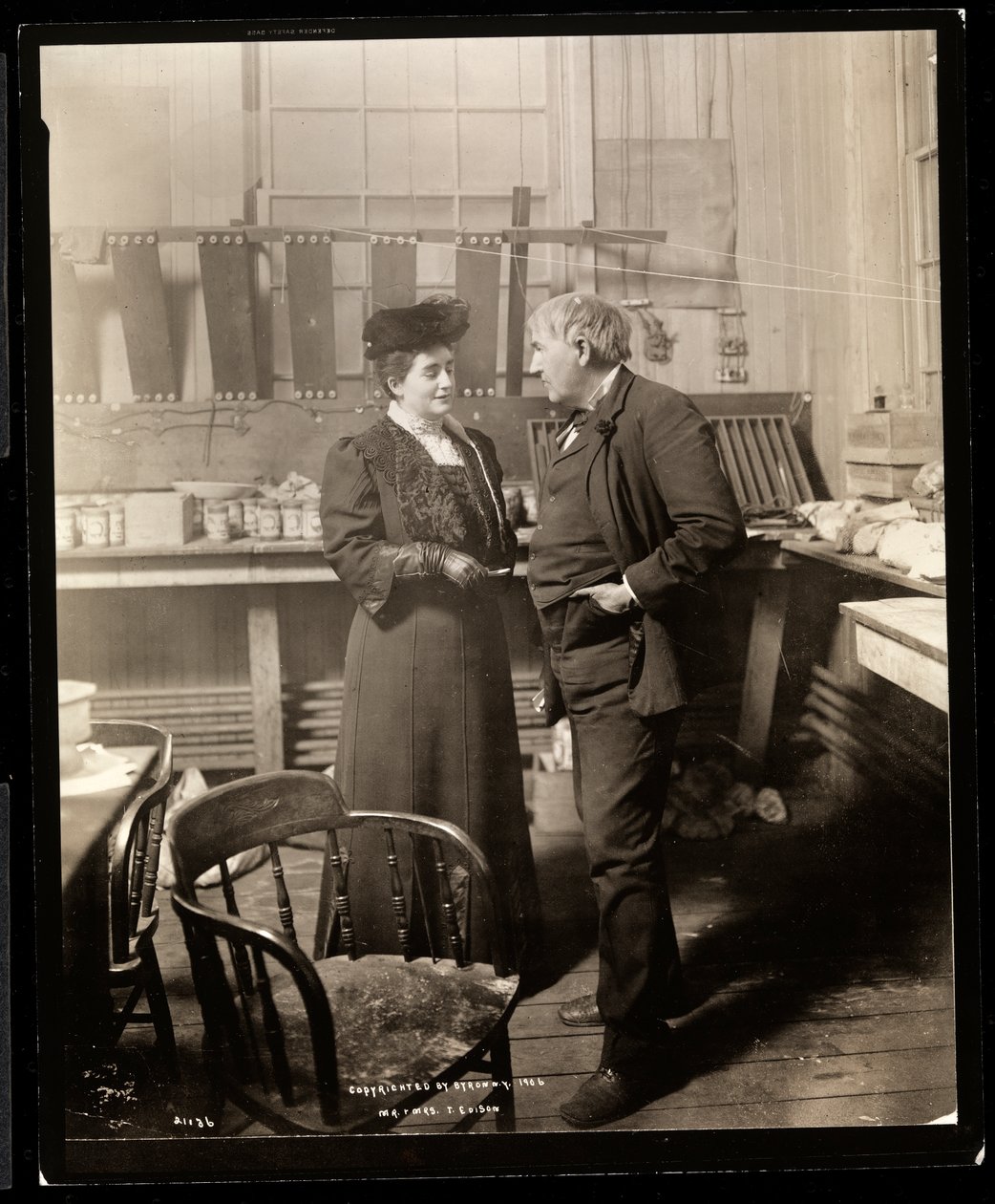 Thomas Edison en zijn tweede vrouw in zijn laboratorium, 1906 door Byron Company