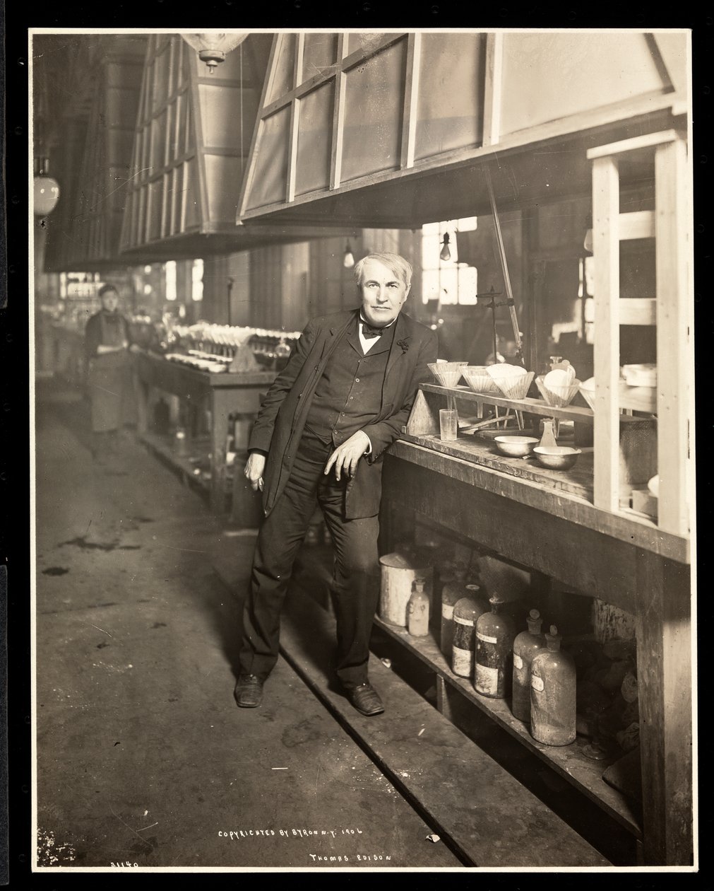 Thomas Edison in zijn laboratorium, 1906 door Byron Company