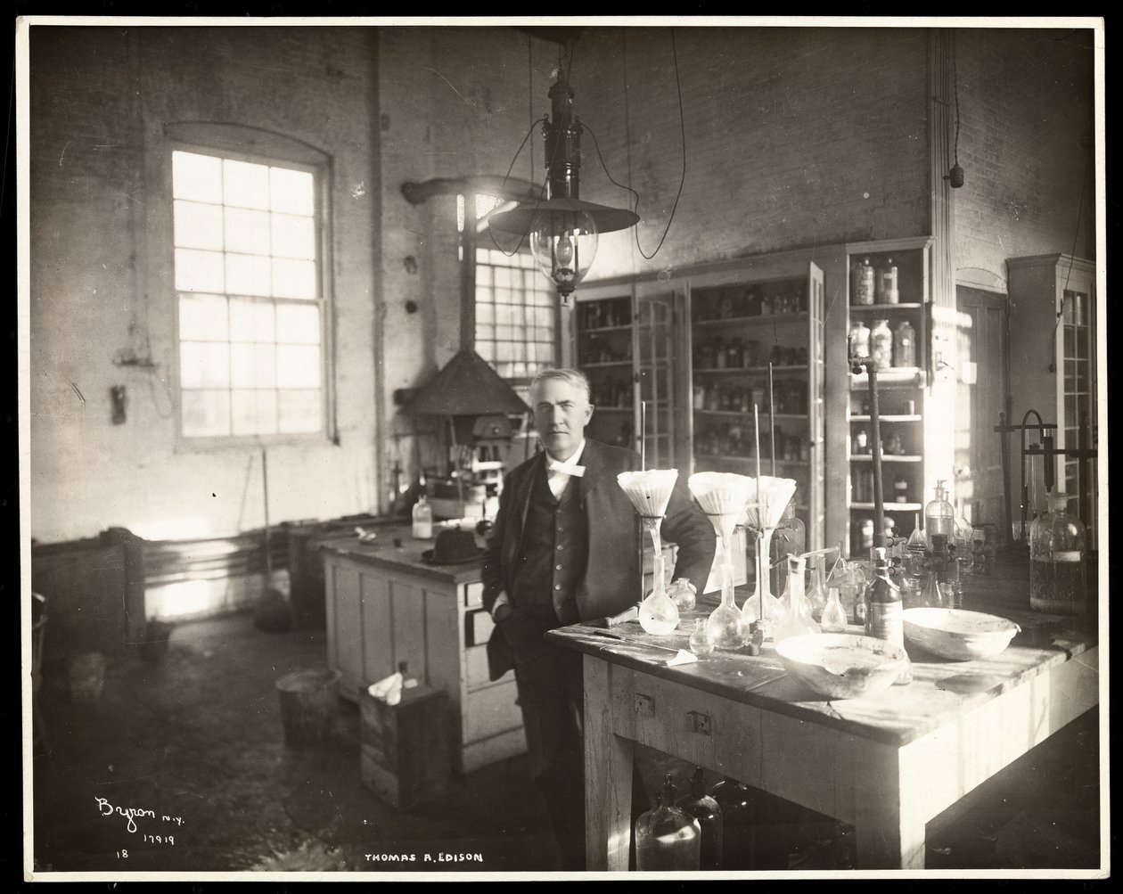 Thomas Edison in zijn laboratorium, 1920 door Byron Company