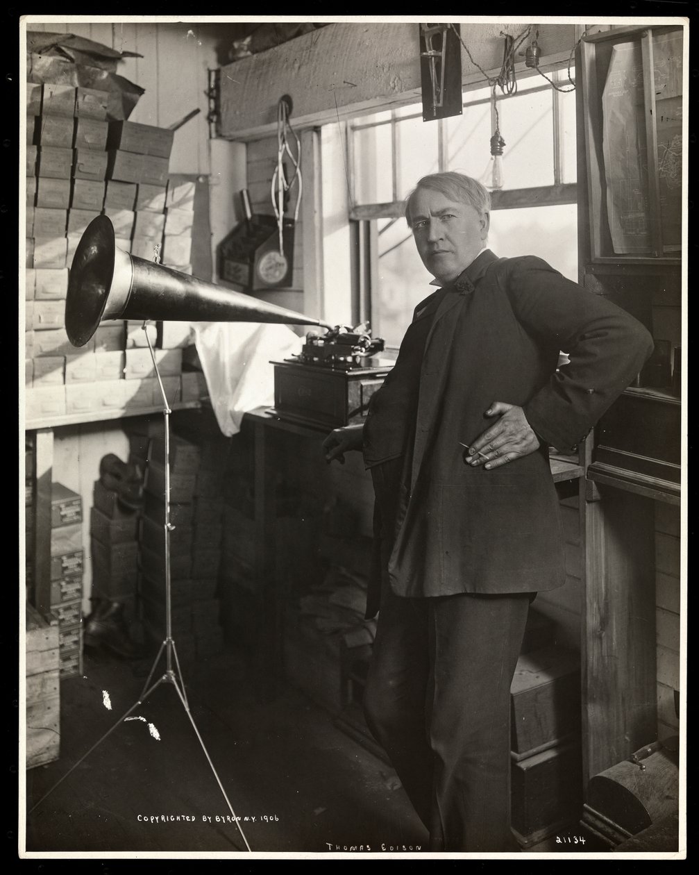 Thomas Edison naast een fonograaf in zijn laboratorium, 1920 door Byron Company
