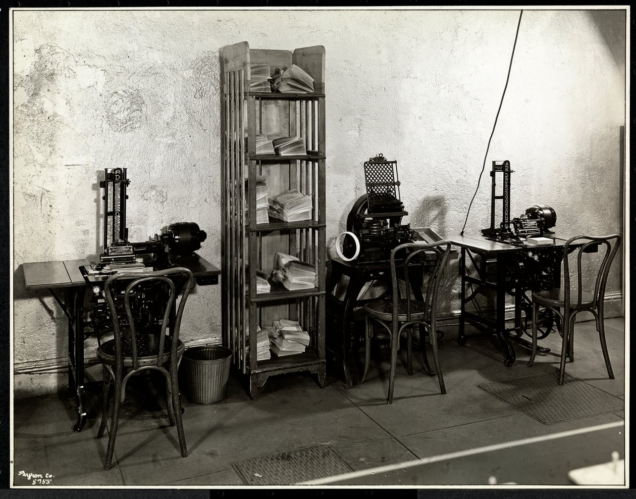 Drie adresseermachines in het kantoor van de Carolyn Laundry op 111 East 128th Street, East Harlem, New York, 1929 door Byron Company