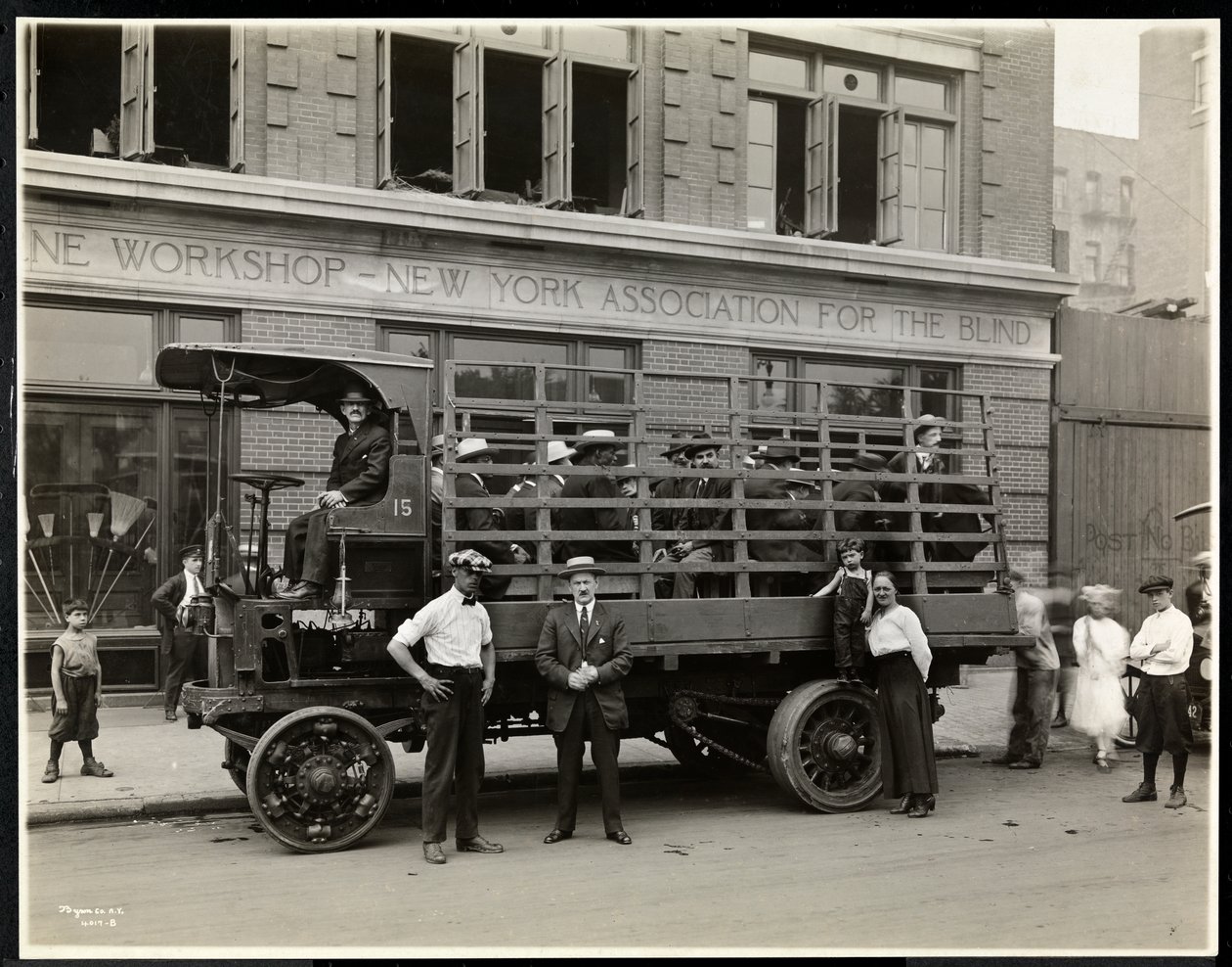 Vrachtwagen vol blinde mannen klaar om te vertrekken voor een picknick vanuit het Bourne Memorial Building, New York, 1920 door Byron Company