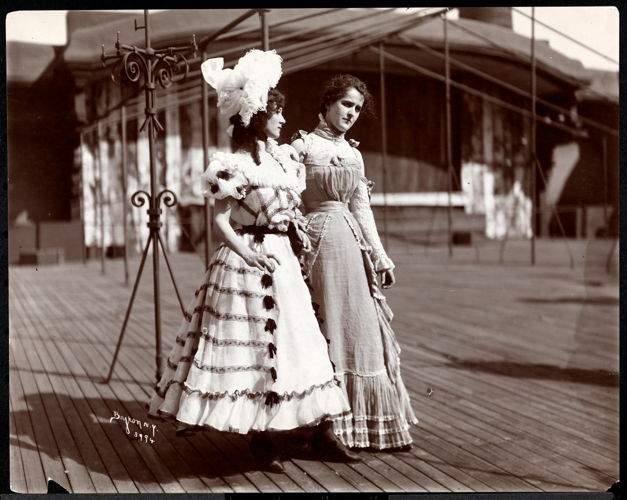 Twee actrices in kostuum repeteren op het dak van waarschijnlijk het New York Theatre, New York, 1900 door Byron Company