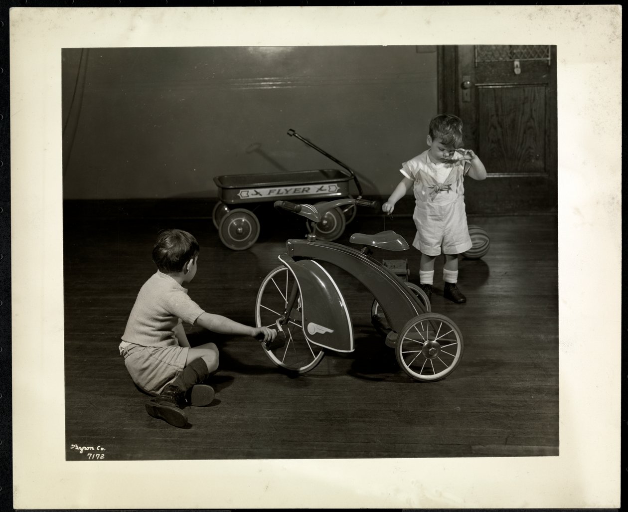Twee Blinde Jongens die Spelen met een Driewieler en Rode Wagen bij de New York Association for the Blind, 111 East 59th Street, New York, 1937 door Byron Company