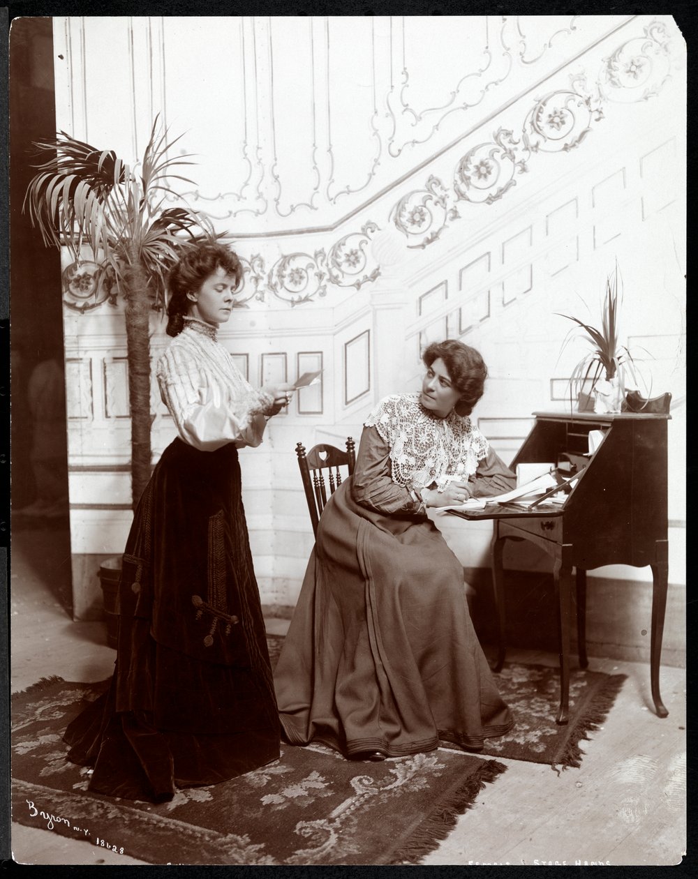 Twee vrouwelijke toneelmedewerkers op een toneelset, acterend, New York, 1904 door Byron Company
