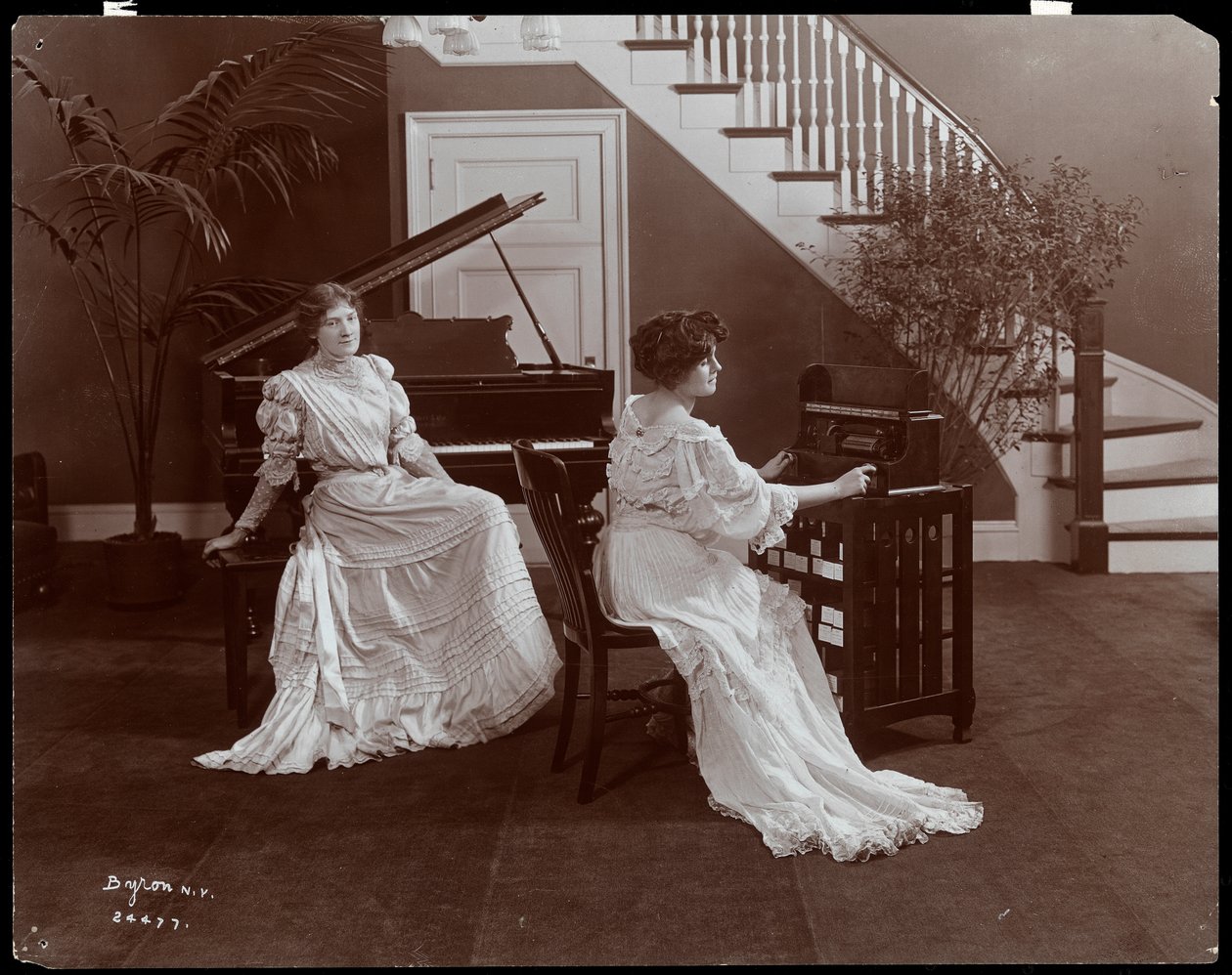Twee vrouwen met een piano en opnameapparatuur, 1907 door Byron Company