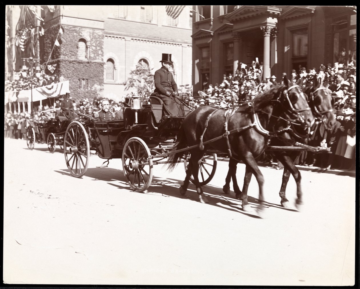 Uitzicht op admiraal Sampson in een koets tijdens de Dewey Parade op Fifth Avenue, New York, 1899 door Byron Company