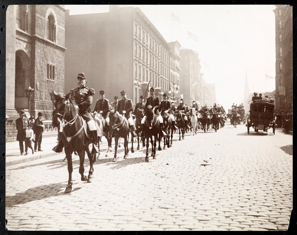 Uitzicht op Generaal McAlpin en John Jacob Astor die een parade te paard leiden van de staf van de gouverneur op 5th Avenue, New York, 1909 door Byron Company