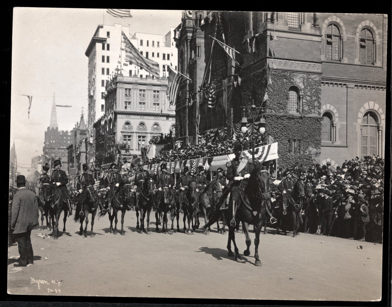 Uitzicht op generaal Roe en de staf van de gouverneur te paard in de Dewey Parade op Fifth Avenue, New York, 1938 door Byron Company