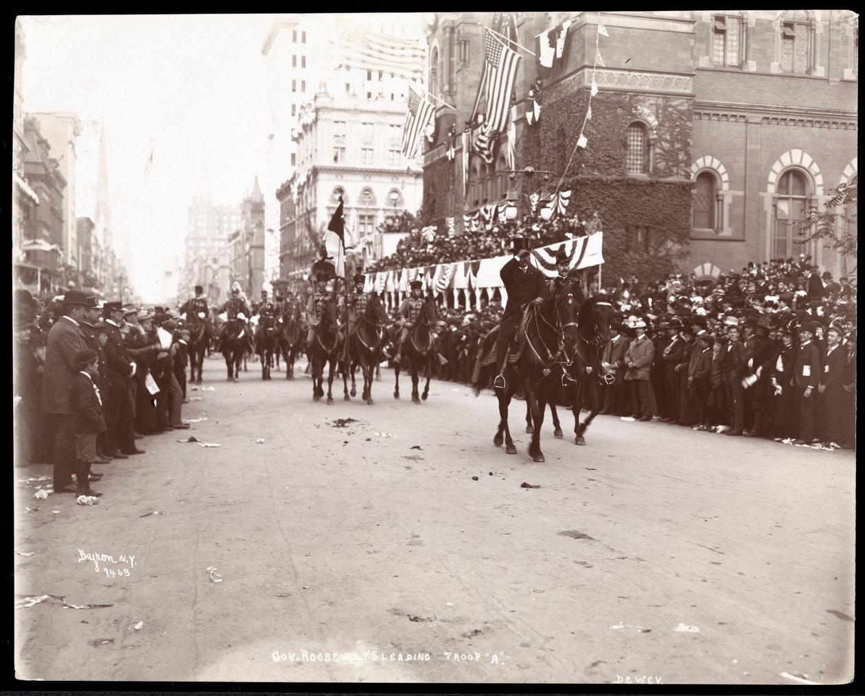 Zicht op Gouverneur Theodore Roosevelt die Troep A leidt in de Dewey Parade op Fifth Avenue, New York, 1899 (zilveren gelatin afdruk) door Byron Company
