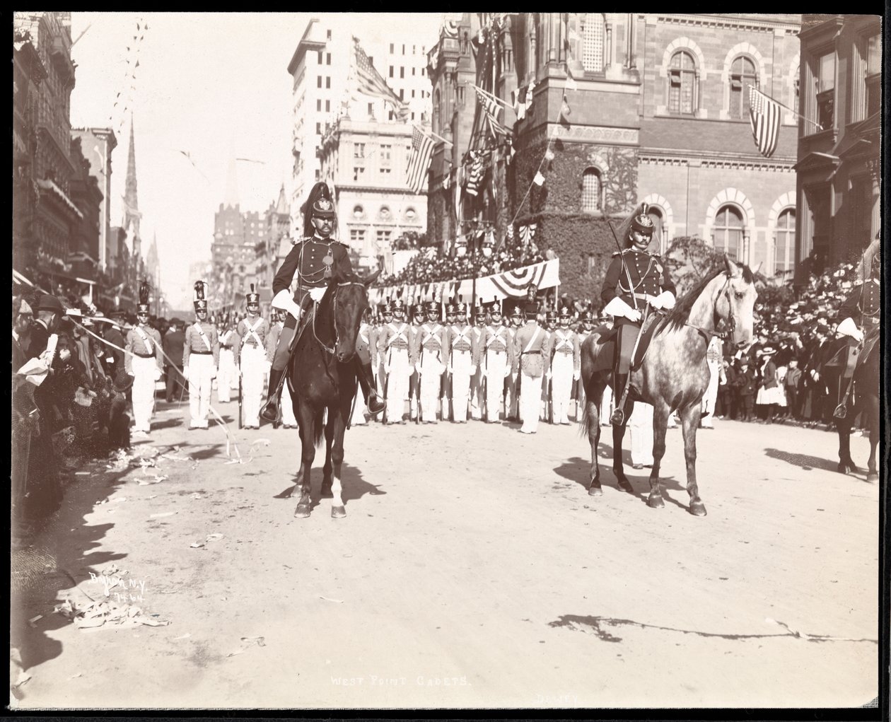 Uitzicht op West Point cadetten in de Dewey Parade op Fifth Avenue, New York, 1899 door Byron Company