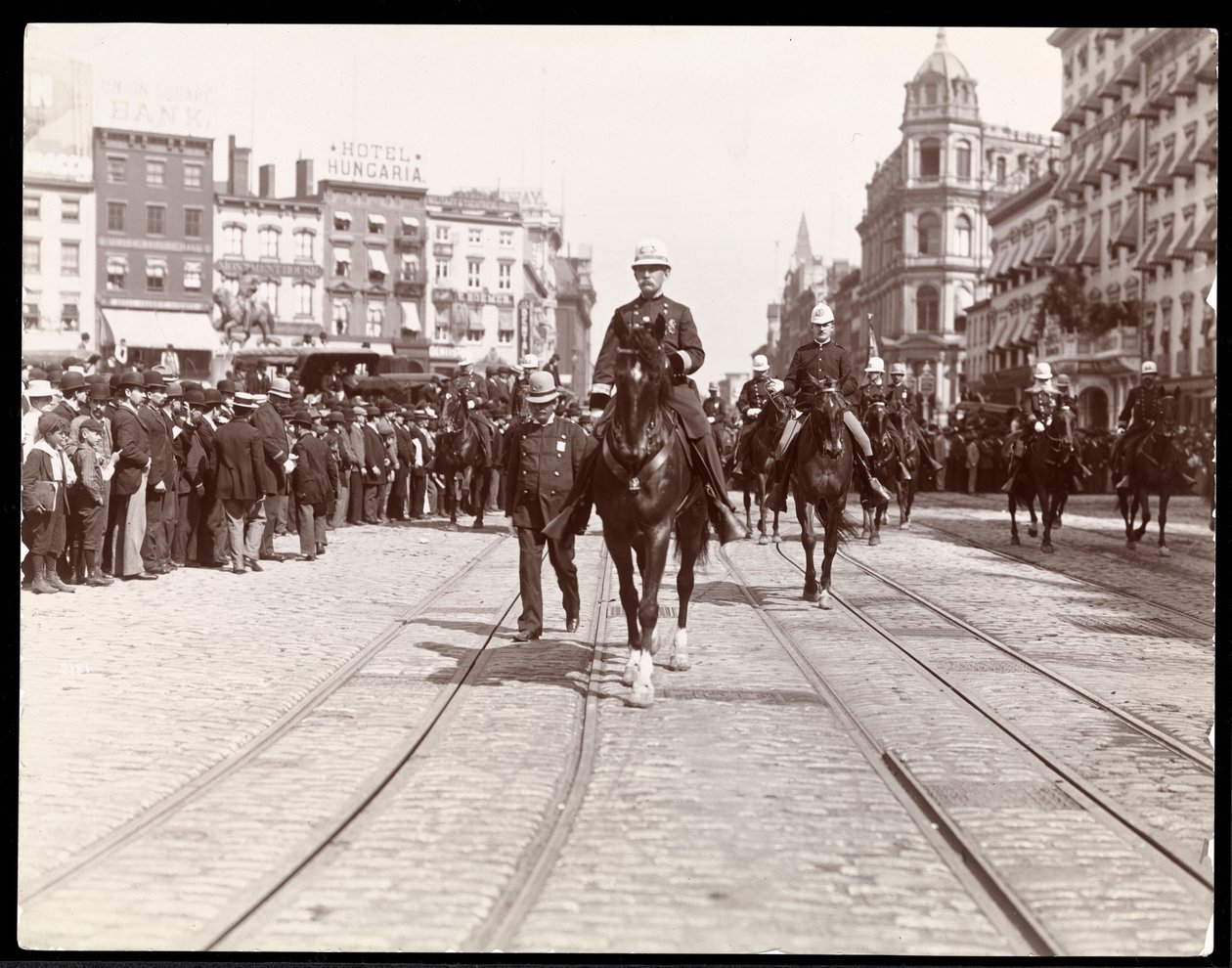 Uitzicht op een New Yorkse politieparade op Union Square, New York, 1898 door Byron Company