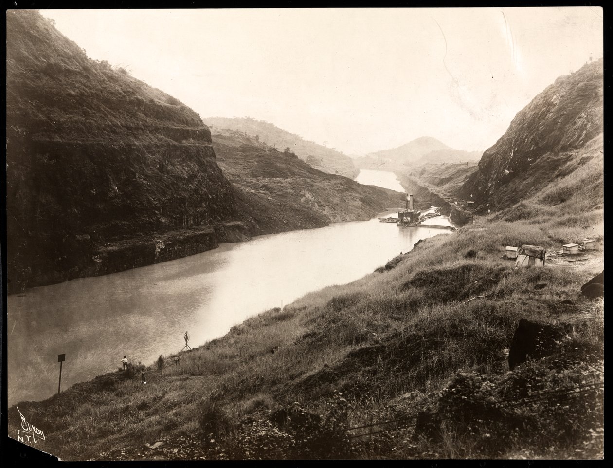 Uitzicht op een vers gegraven deel van het Panamakanaal tijdens de bouw, 1912 of 1913 door Byron Company