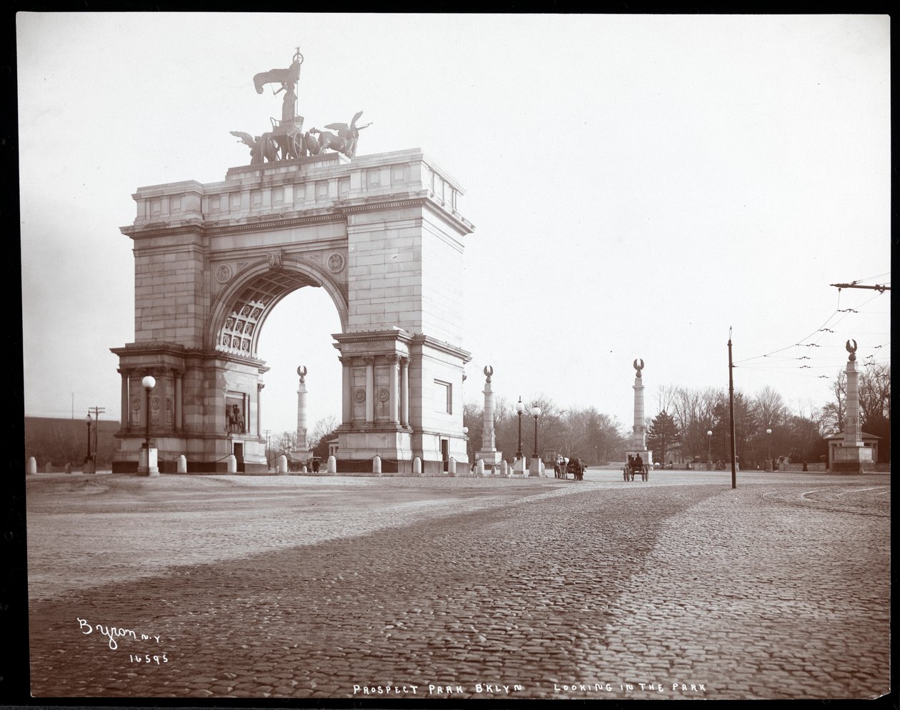 Uitzicht op een paard-en-wagen bij een ingang van Prospect Park, Brooklyn, 1903 door Byron Company
