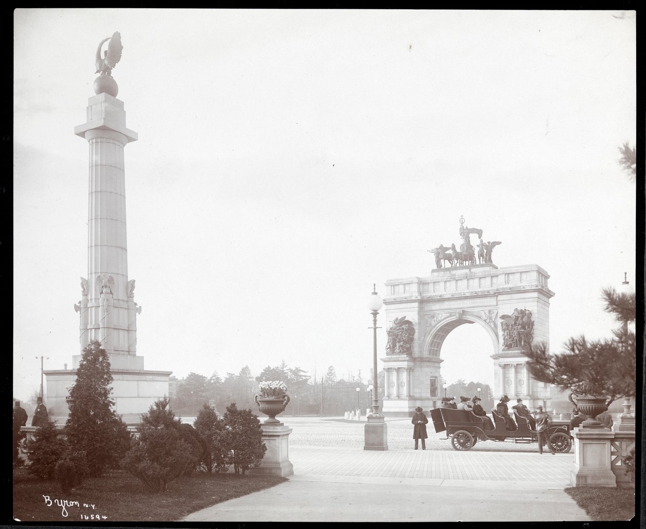 Uitzicht op een paard-en-wagen bij een ingang van Prospect Park, Brooklyn, 1903 door Byron Company