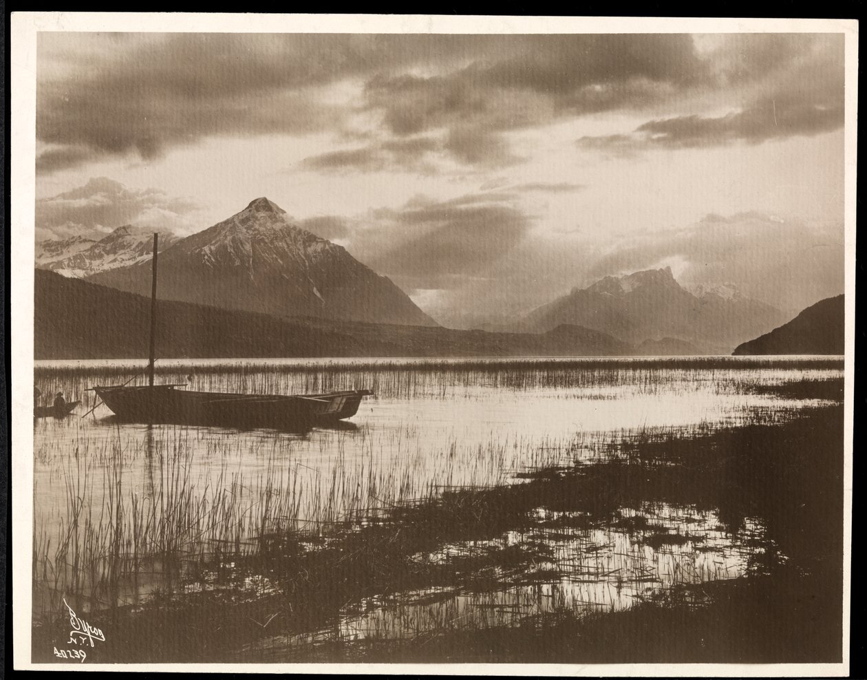 Uitzicht op een meer en een boot tijdens de aanleg van het Panamakanaal, 1912 of 1913 door Byron Company