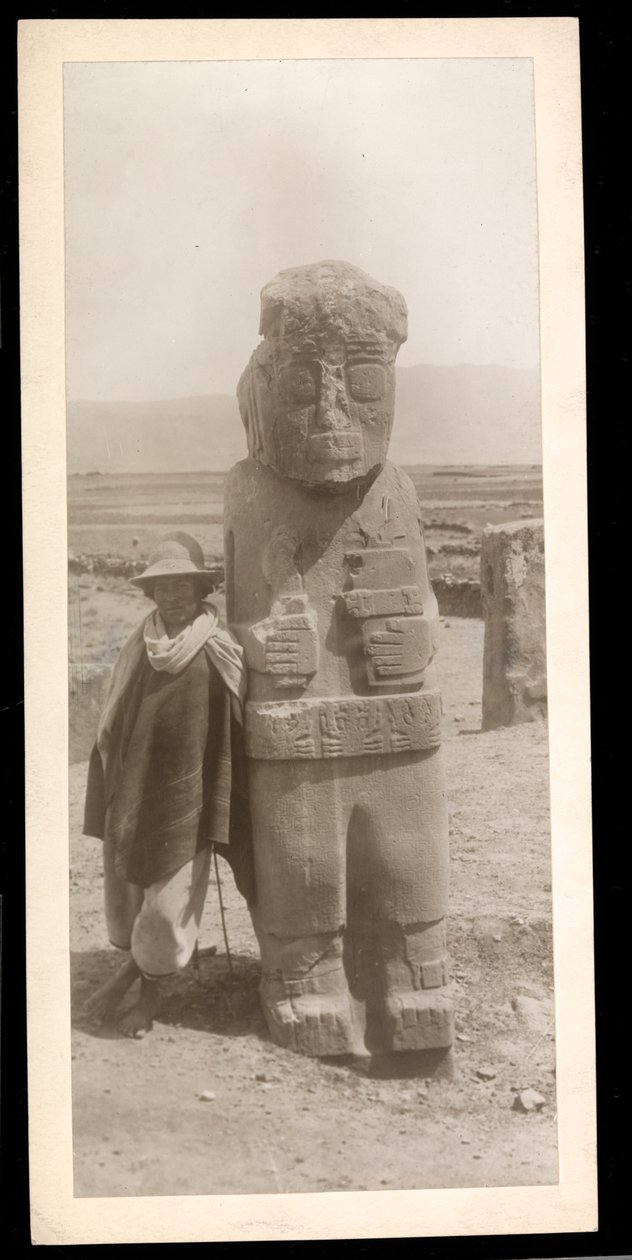 Uitzicht op een groot gebeeldhouwd figuur, blijkbaar een antiquiteit, met een man ernaast, 1896 door Byron Company