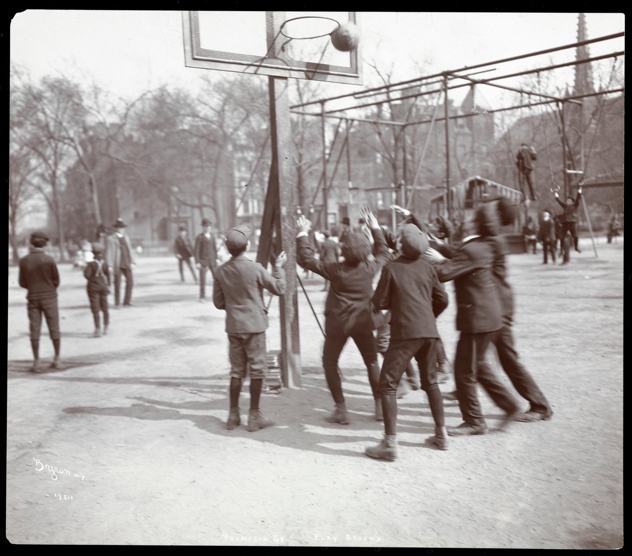 Uitzicht op jongens die basketbal spelen op een veld in Tompkins Square Park op Arbor Day, New York, 1904 door Byron Company