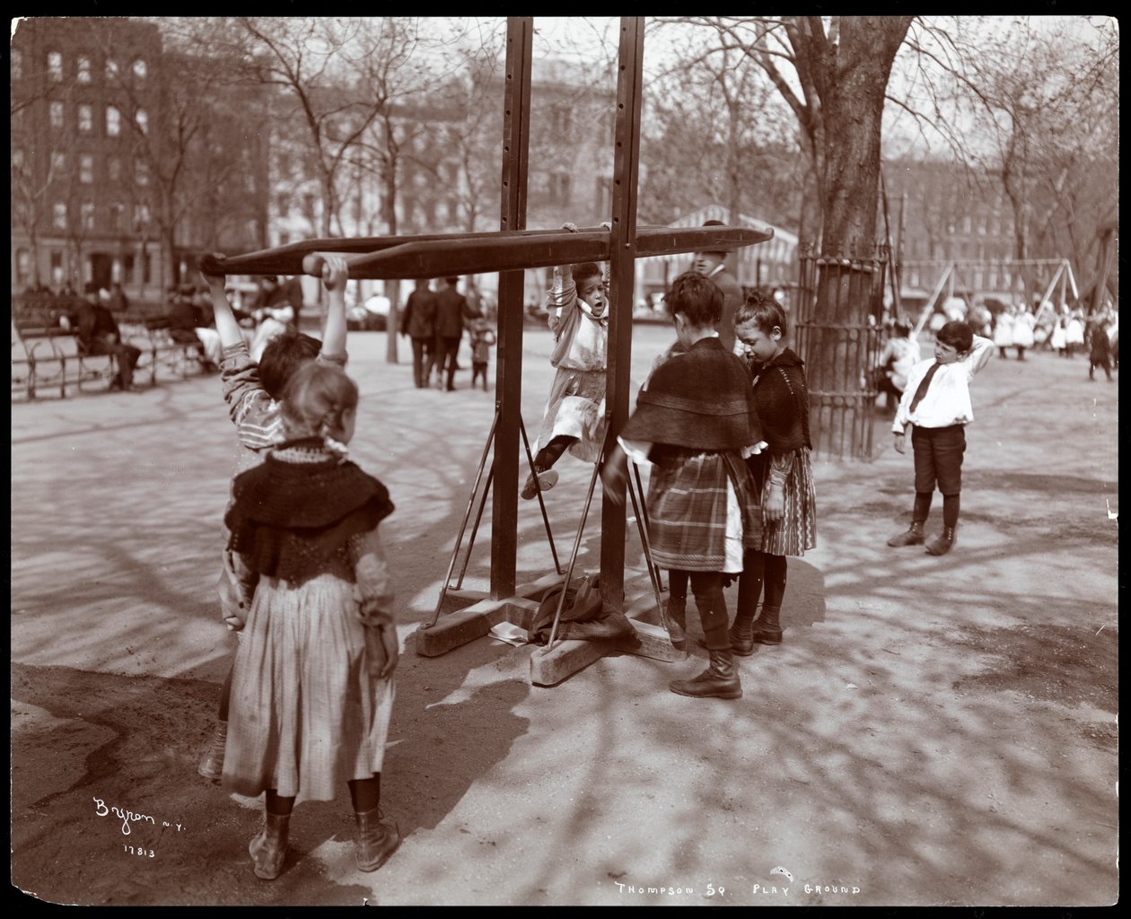 Uitzicht op kinderen die spelen op speeltoestellen in Tompkins Square Park, op Arbor Day, New York, 1904 door Byron Company