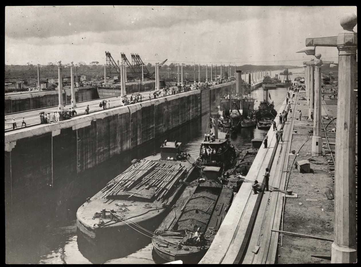 Uitzicht op baggerschepen en boten bij een sluis in het Panamakanaal tijdens de bouw, 1912 of 1913 door Byron Company