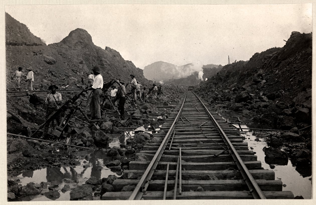 Uitzicht op arbeiders die het Panamakanaal graven met spoorlijnen door de greppel, 1912 of 1913 door Byron Company
