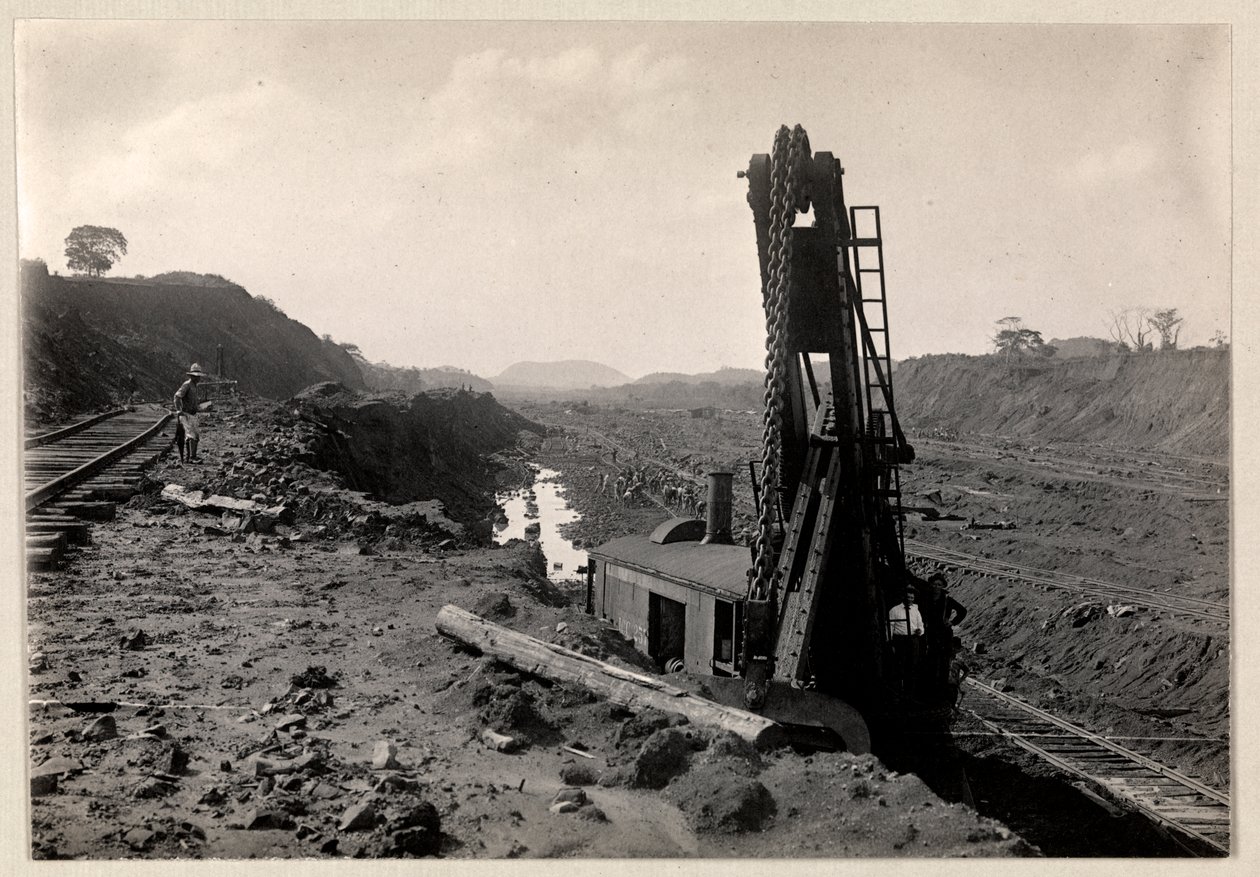 Uitzicht op arbeiders die het Panamakanaal graven met spoorrails door een greppel en een soort graafmachine op de voorgrond, 1912 of 1913 door Byron Company