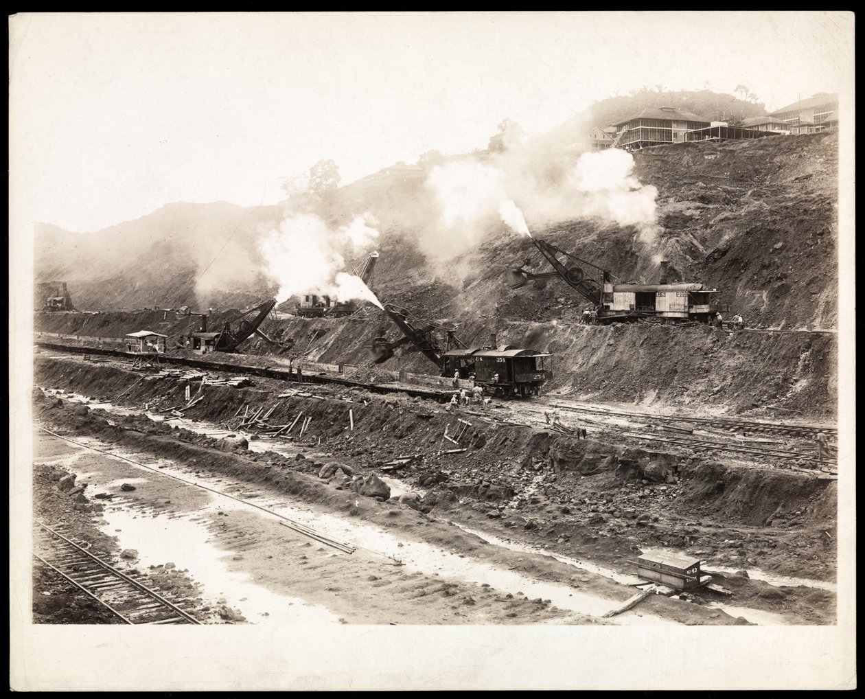 Uitzicht op grote graafmachines die werken aan de aanleg van het Panamakanaal, 1912 of 1913 door Byron Company