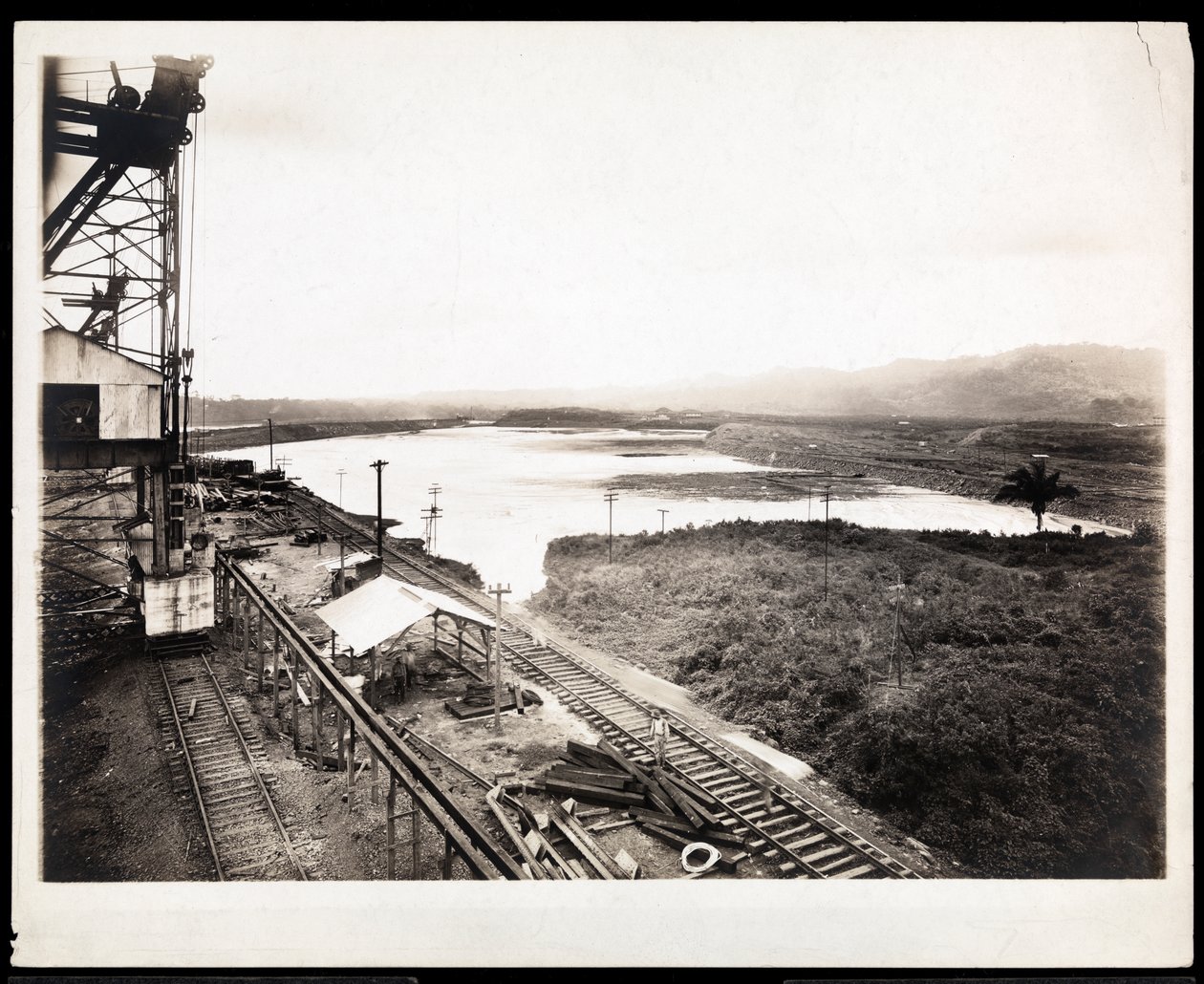 Uitzicht op spoorlijnen en machines bij de aanleg van het Panamakanaal, 1912 of 1913 door Byron Company