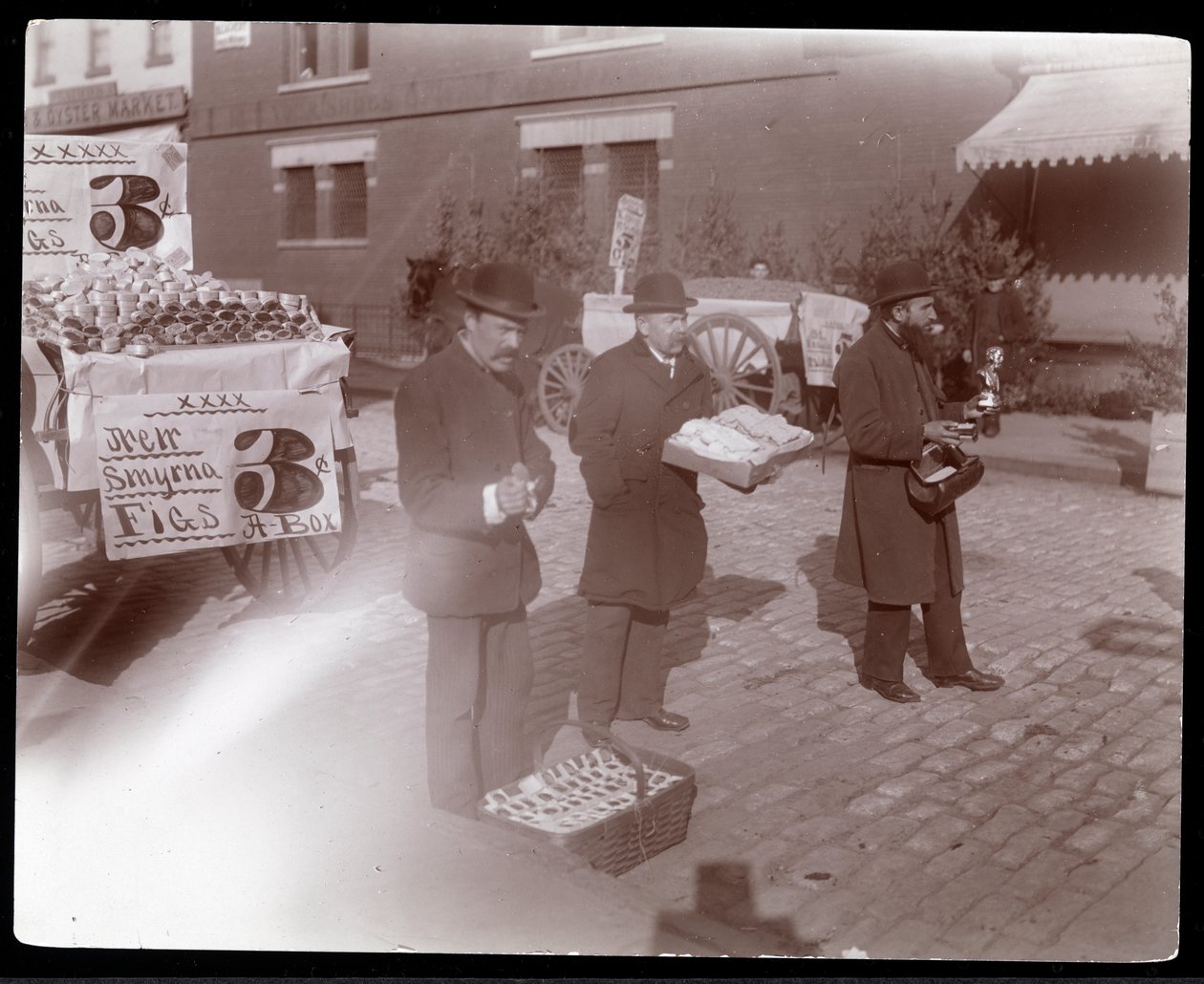 Uitzicht op straatverkopers die vijgen en andere goederen verkopen nabij 6th Avenue, New York, ca. 1903 (zilveren gelatin afdruk) door Byron Company