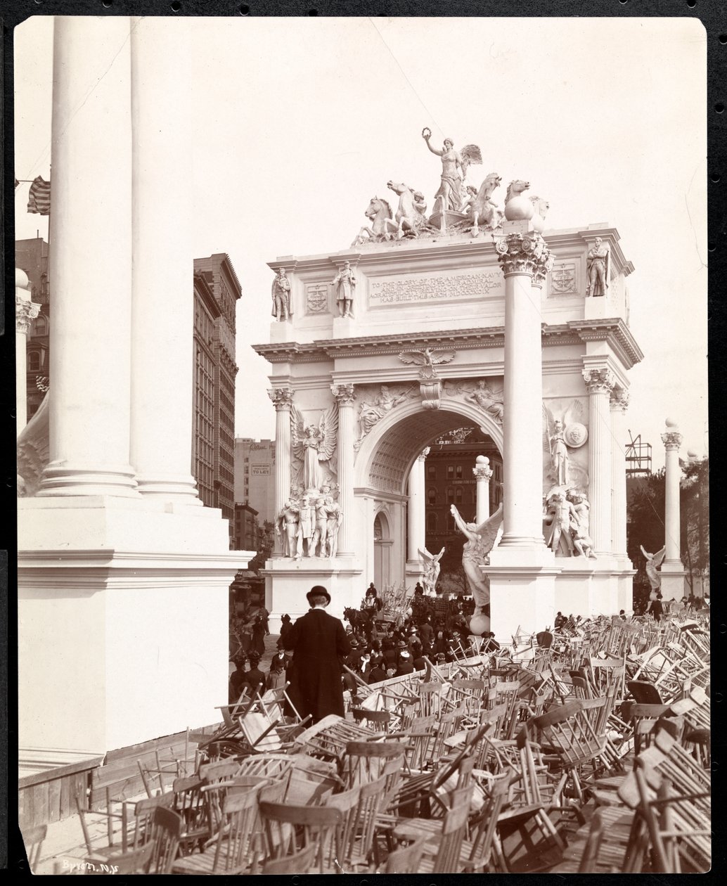 Uitzicht op de Dewey Arch op 5th Avenue en Madison Square na de Dewey Parade, New York, 1899 door Byron Company