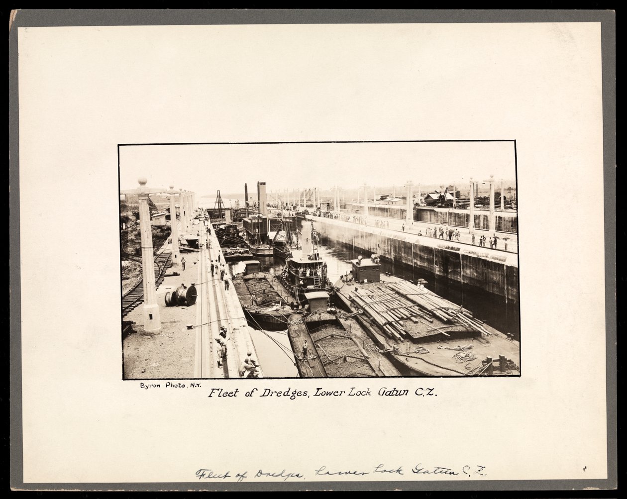 Uitzicht op de Gatun-sluizen van het Panamakanaal, tijdens de bouw, 1912 of 1913 door Byron Company