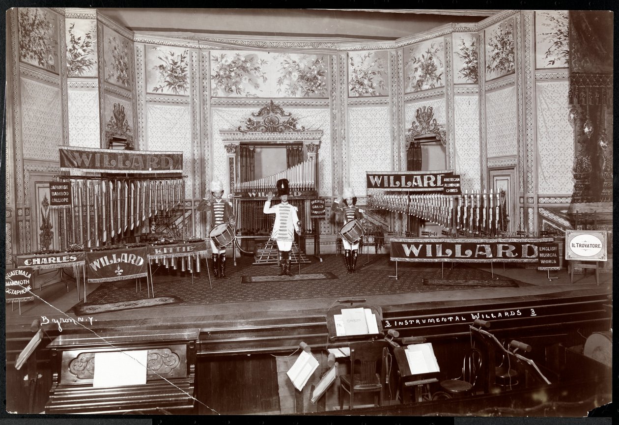 Uitzicht op de Instrumentale Willards, in kostuum op een uitgebreid podium gevuld met unieke muziekinstrumenten, New York, 1907 door Byron Company