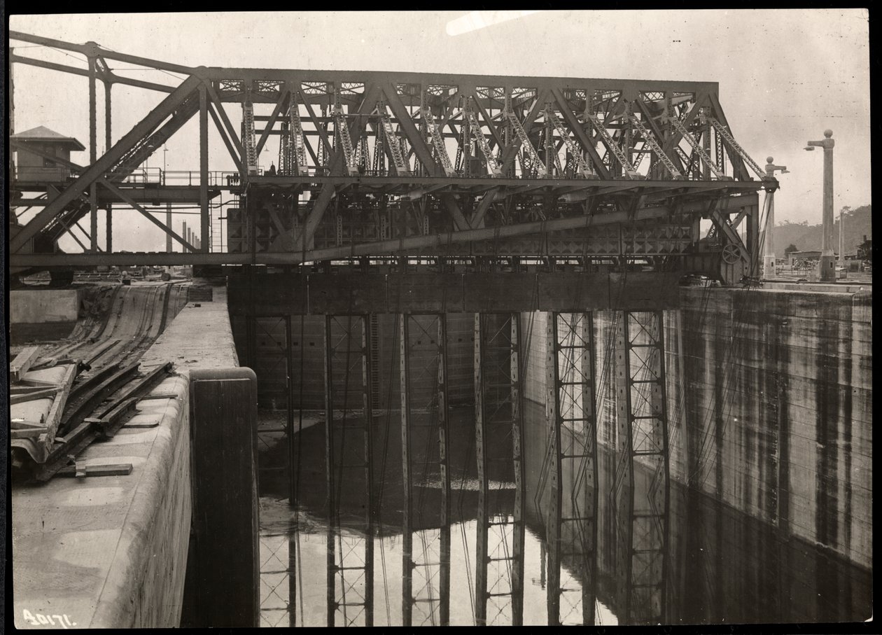 Uitzicht op het Panamakanaal tijdens de bouw, 1912 of 1913 door Byron Company
