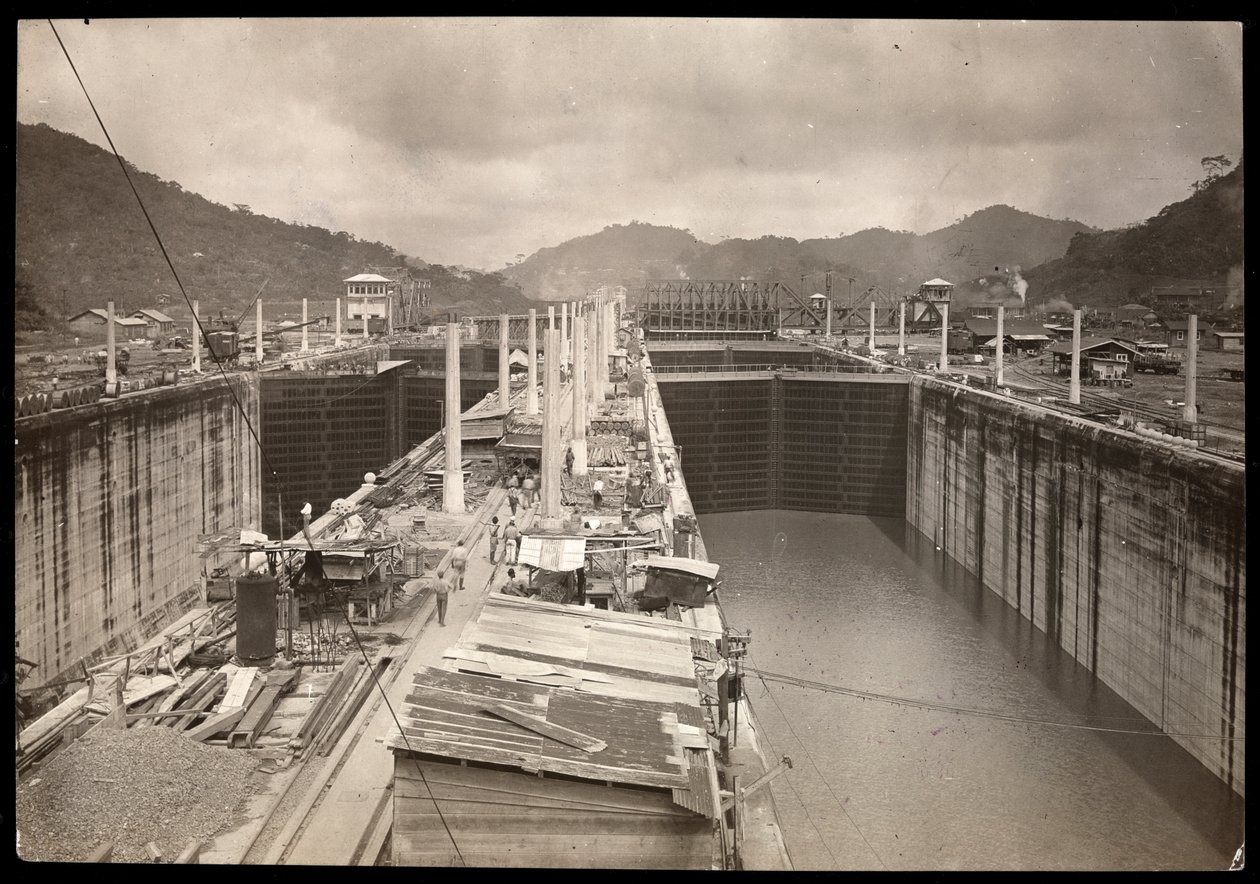 Uitzicht op de Pedro Miguel Sluizen tijdens de bouw van het Panamakanaal, 1912 of 1913 door Byron Company