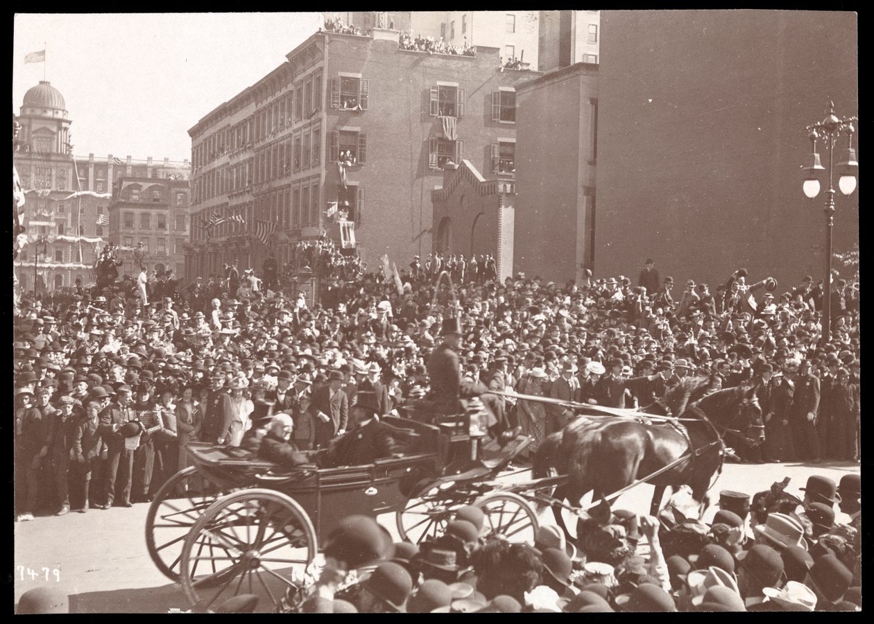 Uitzicht op de menigte en een door paarden getrokken koets in de Dewey Parade op Fifth Avenue, New York, 1899 door Byron Company