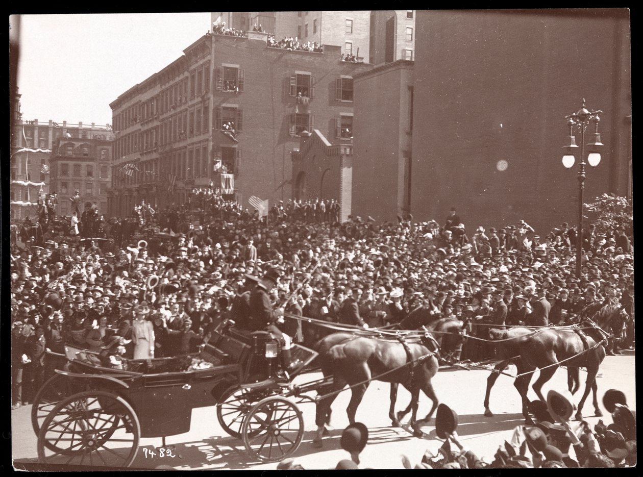 Uitzicht op de menigte en een door paarden getrokken koets in de Dewey Parade op Fifth Avenue, New York, 1899 door Byron Company