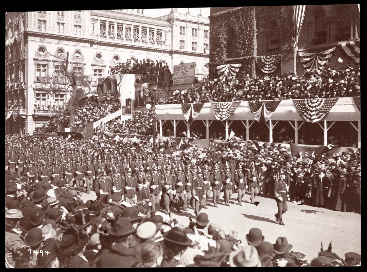 Uitzicht op de menigte en een marcherende militaire groep in de Dewey Parade op Fifth Avenue, New York, 1899 door Byron Company
