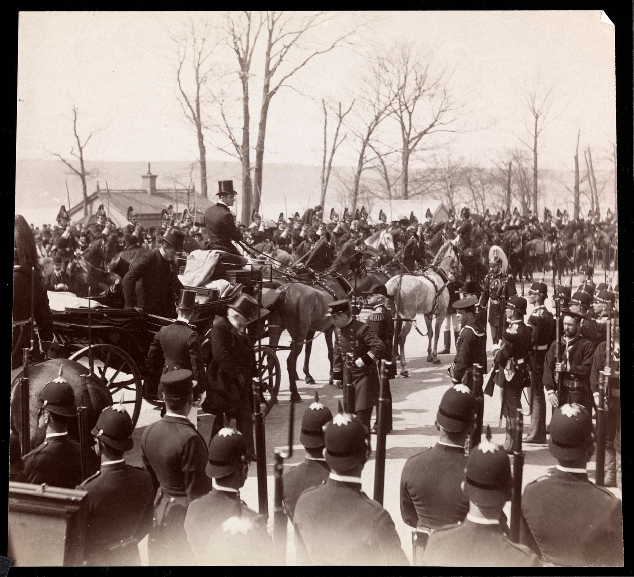 Uitzicht op de menigte en militairen rondom een koets met president Harrison bij Grant