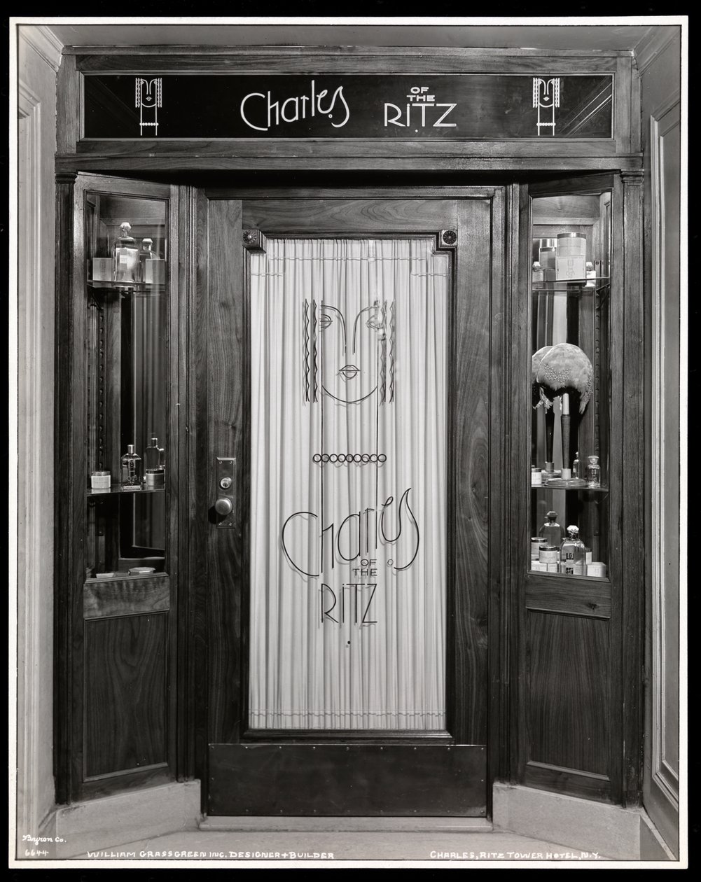 Ingang van de Charles of the Ritz schoonheidssalon in het Ritz Tower Hotel, Park Avenue en 57th Street, New York, 1932 door Byron Company