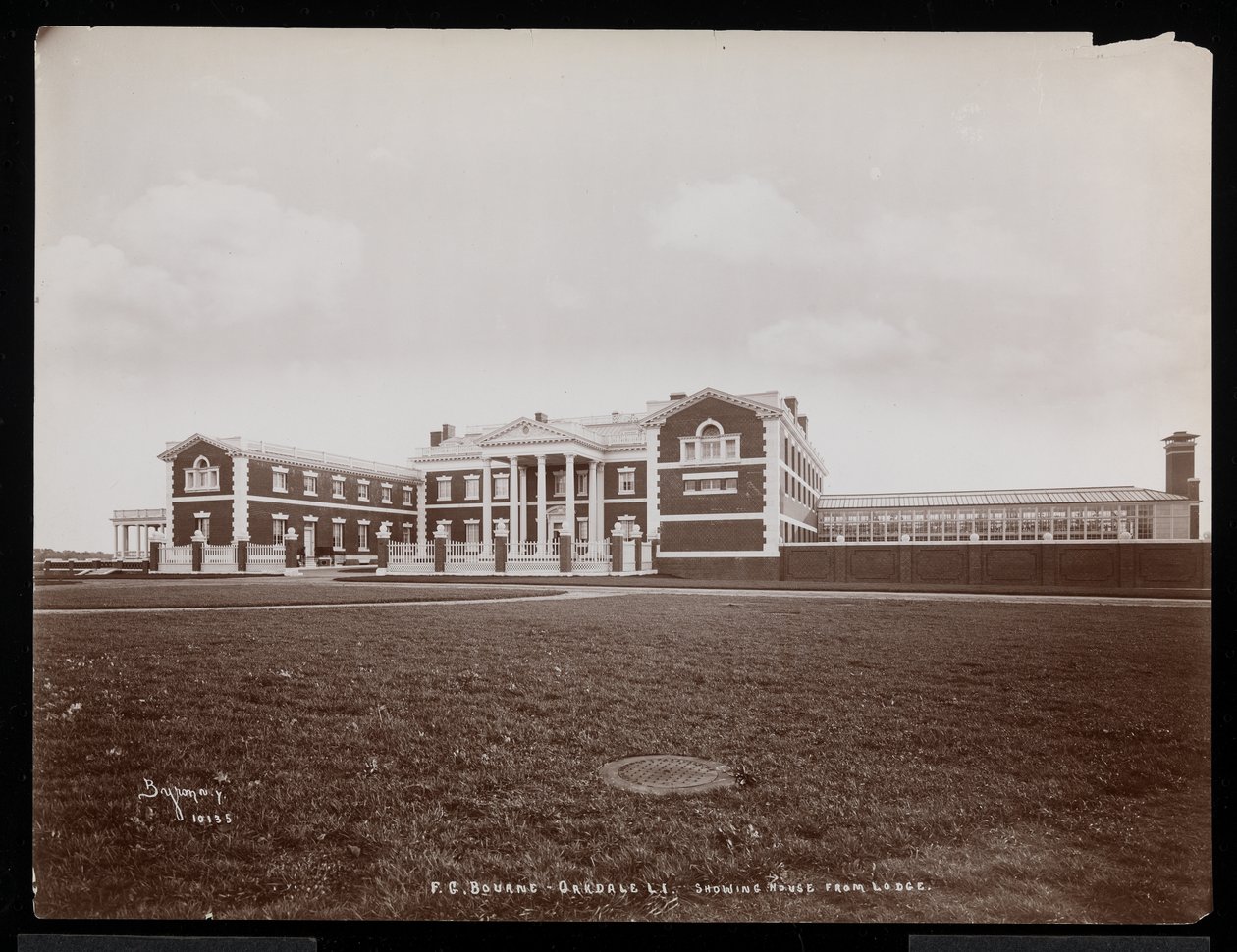 Uitzicht op het hoofdgebouw vanaf de lodge, op het landgoed van F.G. Bourne in Oakdale, Long Island, New York door Byron Company