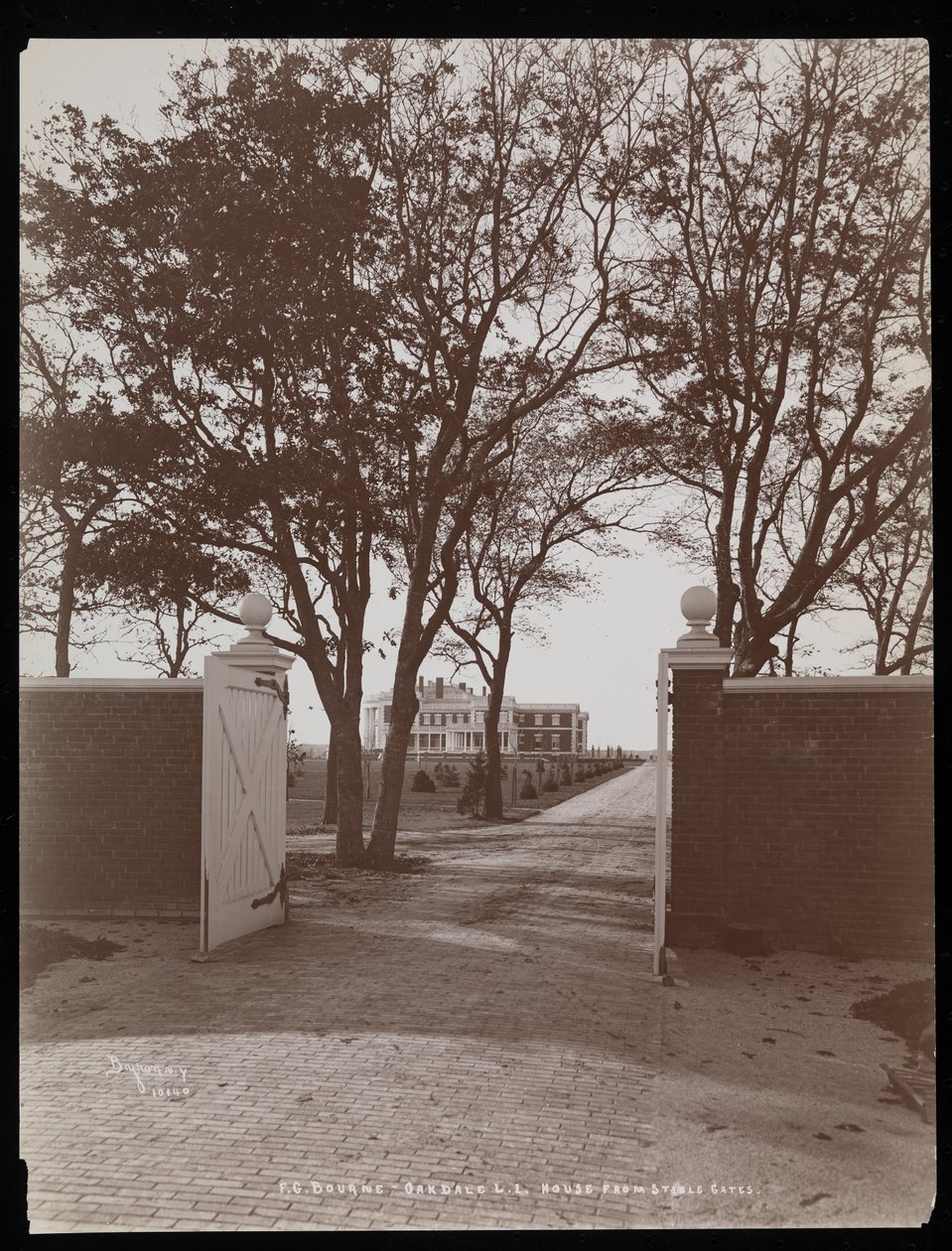 Uitzicht op het hoofdgebouw vanaf de stallen, op het landgoed van F.G. Bourne in Oakdale, Long Island, New York door Byron Company