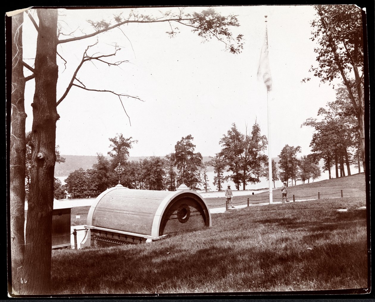 Uitzicht op het oorspronkelijke graf van Grant in Riverside Park, kijkend naar de Hudson River, New York, c.1893 door Byron Company