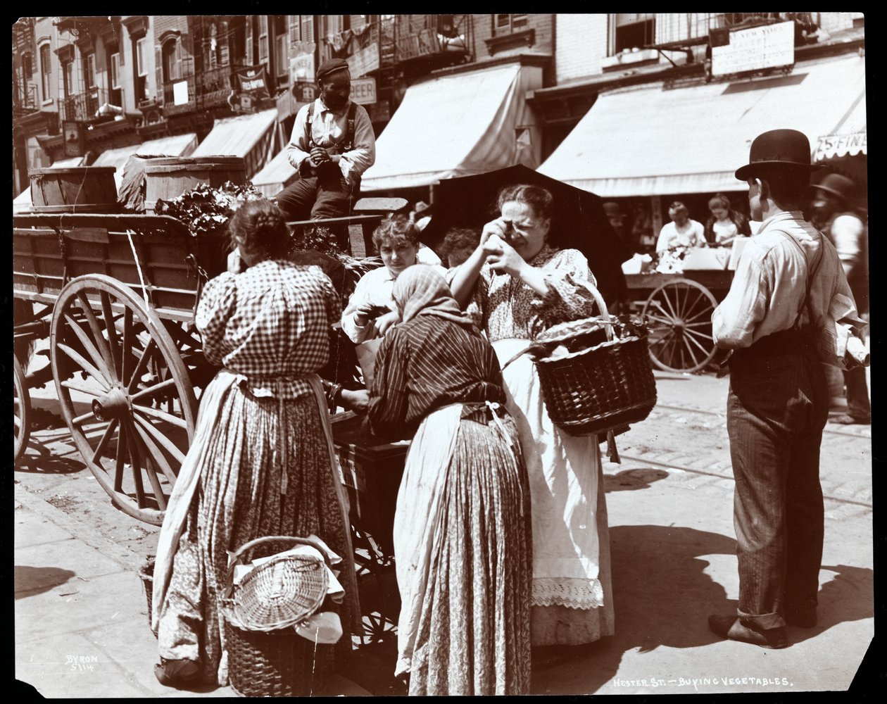 Uitzicht op vrouwen die groenten kopen en eieren inspecteren bij een straatverkoper op Hester Street, New York, 1898 door Byron Company