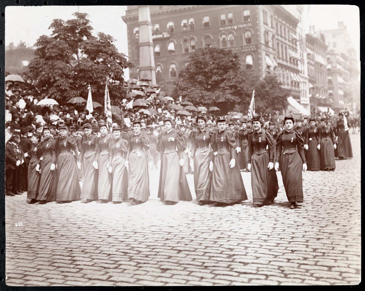 Uitzicht op vrouwen die marcheren in een parade van de Daughters of the Grand Army of the Republic, New York, mei 1895 door Byron Company
