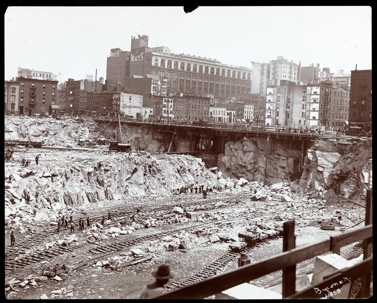 Uitzicht op arbeiders in de enorme uitgraving voor Pennsylvania Station, New York, 1906 door Byron Company