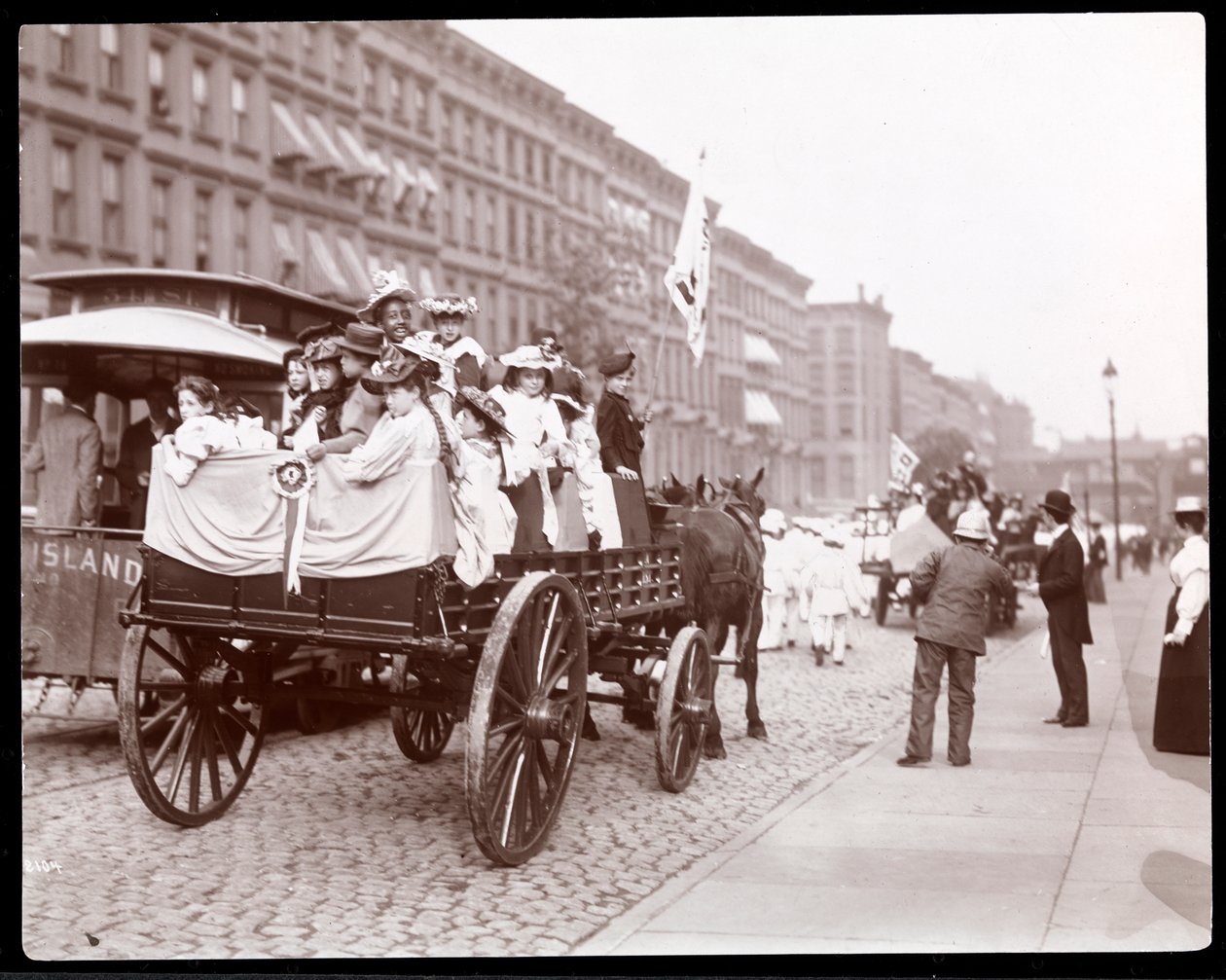 Zicht op jonge vrouwen in een wagen tijdens de parade van straatvegers op 34th Street nabij 4th Avenue, New York, 1896 door Byron Company